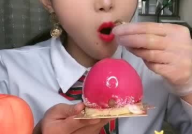 小姐姐吃白巧慕斯蛋糕,小姐姐品尝白巧慕斯蛋糕的浪漫时光