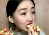 小姐姐吃火腿完整版视频,小姐姐的美食之旅，尽享美味瞬间
