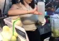 漂亮小姐姐去夜市卖吃的,漂亮小姐姐的美食传奇