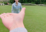 小姐姐和妈妈一起玩球,欢乐球场上共度美好时光