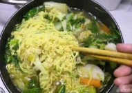 小姐姐在家煮方便面视频,小姐姐教你轻松煮出香浓方便面