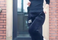 小姐姐家中跳鬼步舞视频,小姐姐热舞瞬间引网友热议