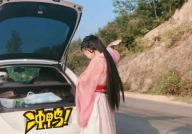 汉服小姐姐开奥迪车图片,汉服小姐姐驾驭奥迪，展现古典与现代的完美融合